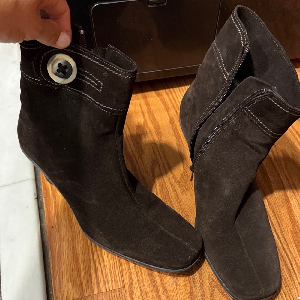 La CANADIENNE Brown suede boots